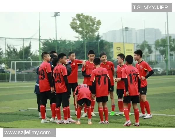 足球明星亲临球场与小球员互动铲娃趣事引发热议